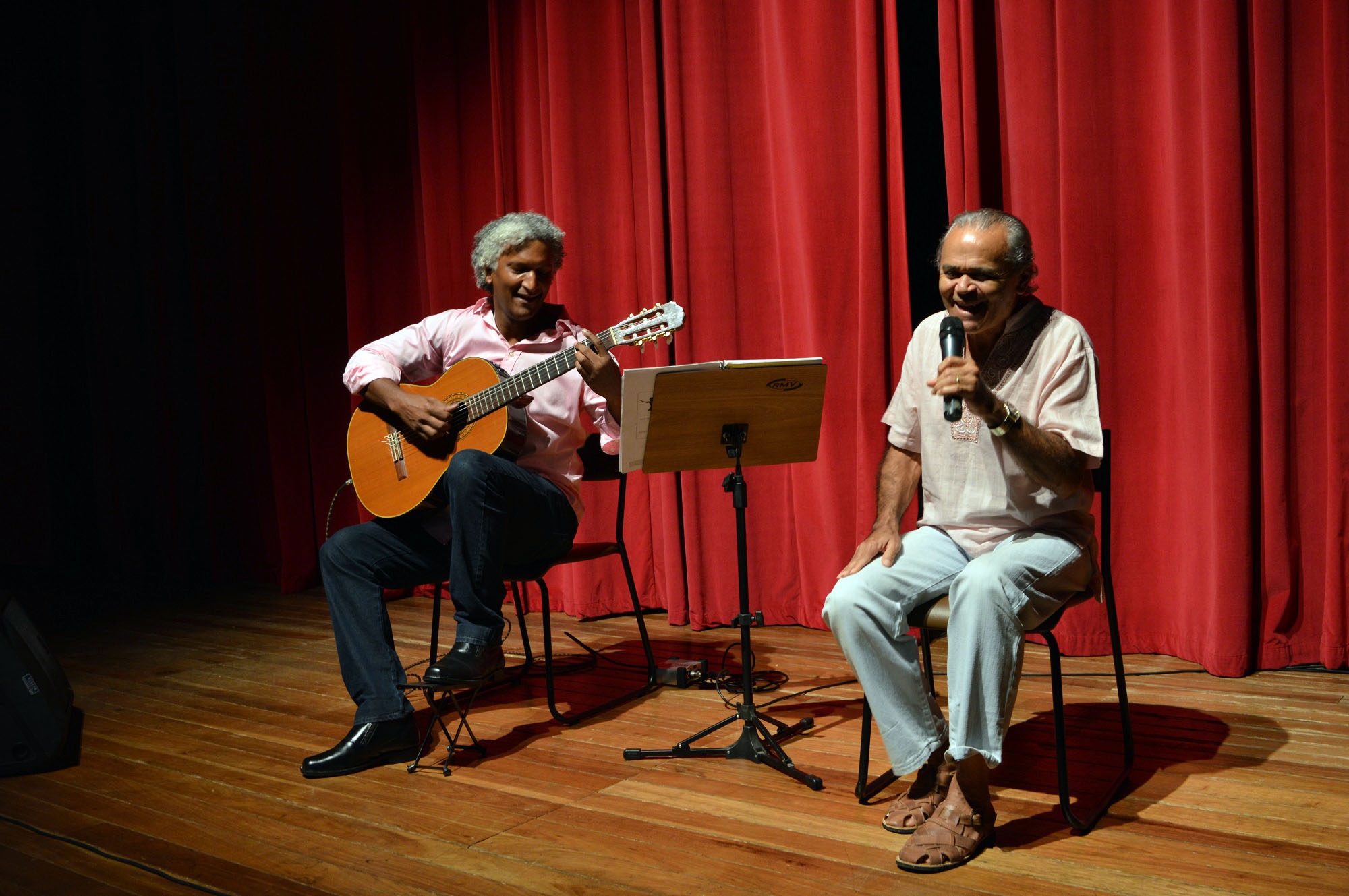  Na abertura do Seminário, houve apresentação musical com Felipe Valoz e Chico Aafa.
